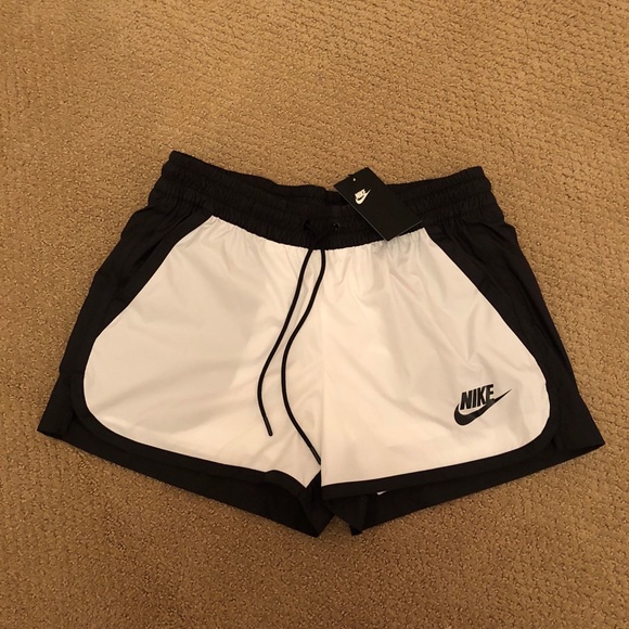 Nike Pants - NWT Nike women’s shorts